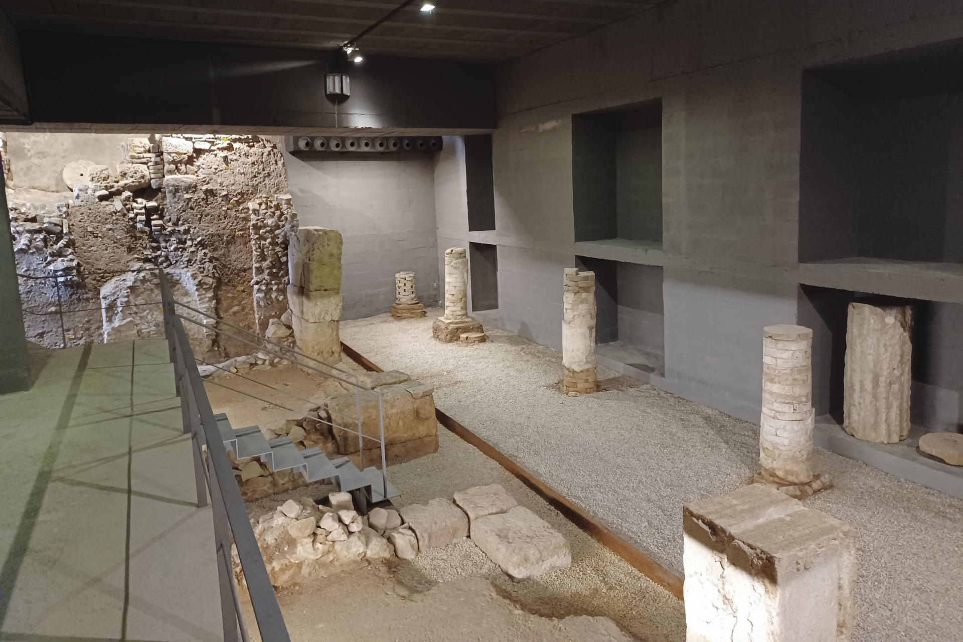 Cripta arqueológica del Patio de Banderas, que abrirá a visitas el próximo día 16 para que el público pueda contemplar a seis metros de profundidad restos arqueológicos de los primeros dos mil años de la historia de Sevilla, desde el siglo IX antes de Cristo al XI después de Cristo. EFE/Juan García Chicano