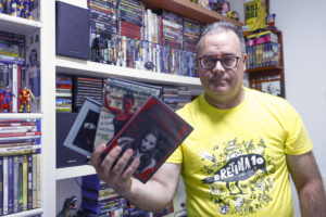 Cine de guerrilla "low cost", así define Juan Carlos Gallardo (en la imagen) su extensísima e insólita filmografía: 15 largometrajes y 300 cortos, la mayoría de género fantástico, una proeza productiva desconocida para el gran público al que el festival B-Retina de Cornellà (Barcelona), su localidad natal, rinde homenaje este septiembre. EFE/Quique García