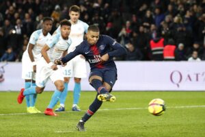 El exjugador del Paris Saint-Germain Kylian Mbappe (d) marca de penalti al Olympique Marseille en 2019 en el Parque de los Príncipes, Francia. EFE/EPA/YOAN VALAT/Archivo