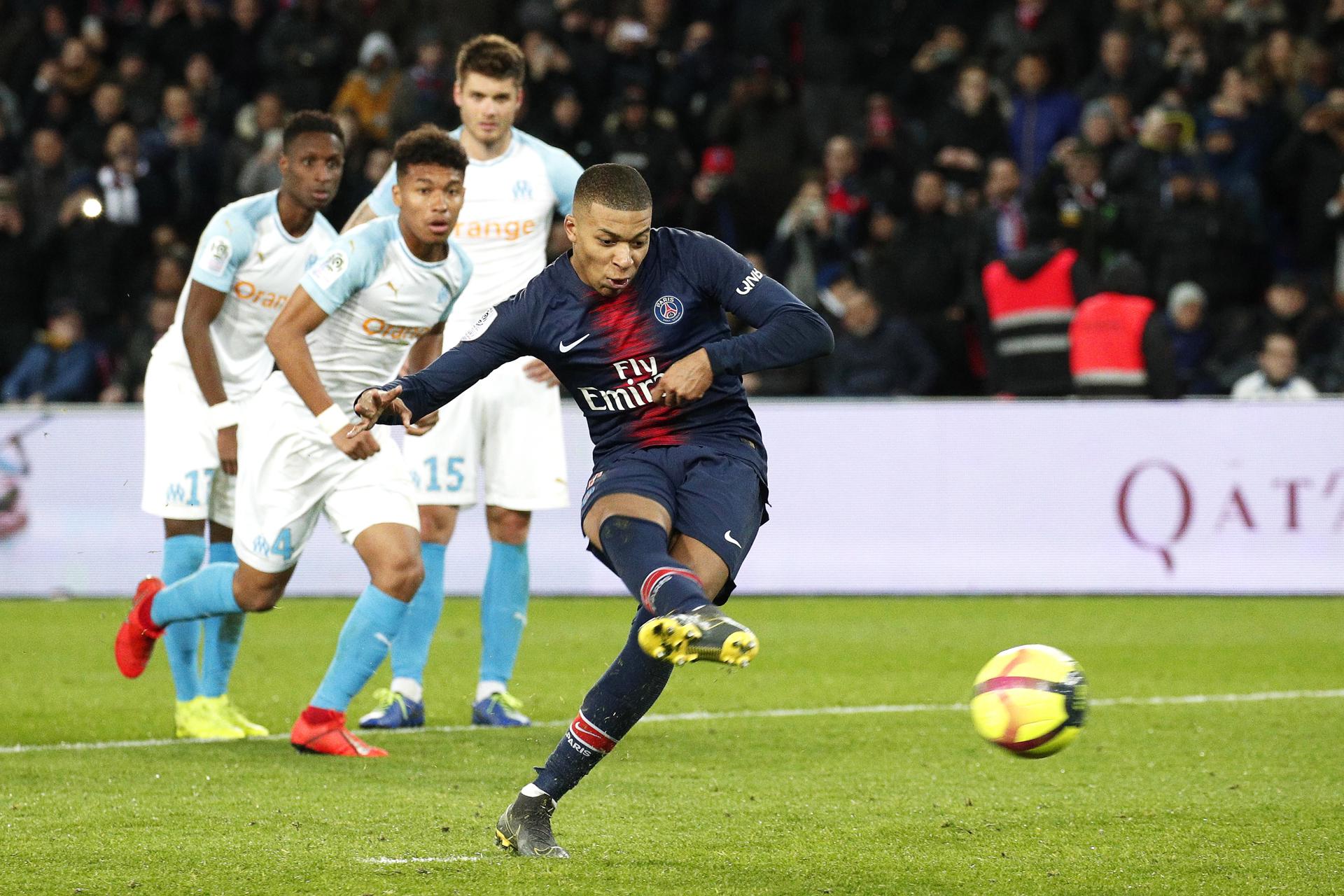 El exjugador del Paris Saint-Germain Kylian Mbappe (d) marca de penalti al Olympique Marseille en 2019 en el Parque de los Príncipes, Francia. EFE/EPA/YOAN VALAT/Archivo