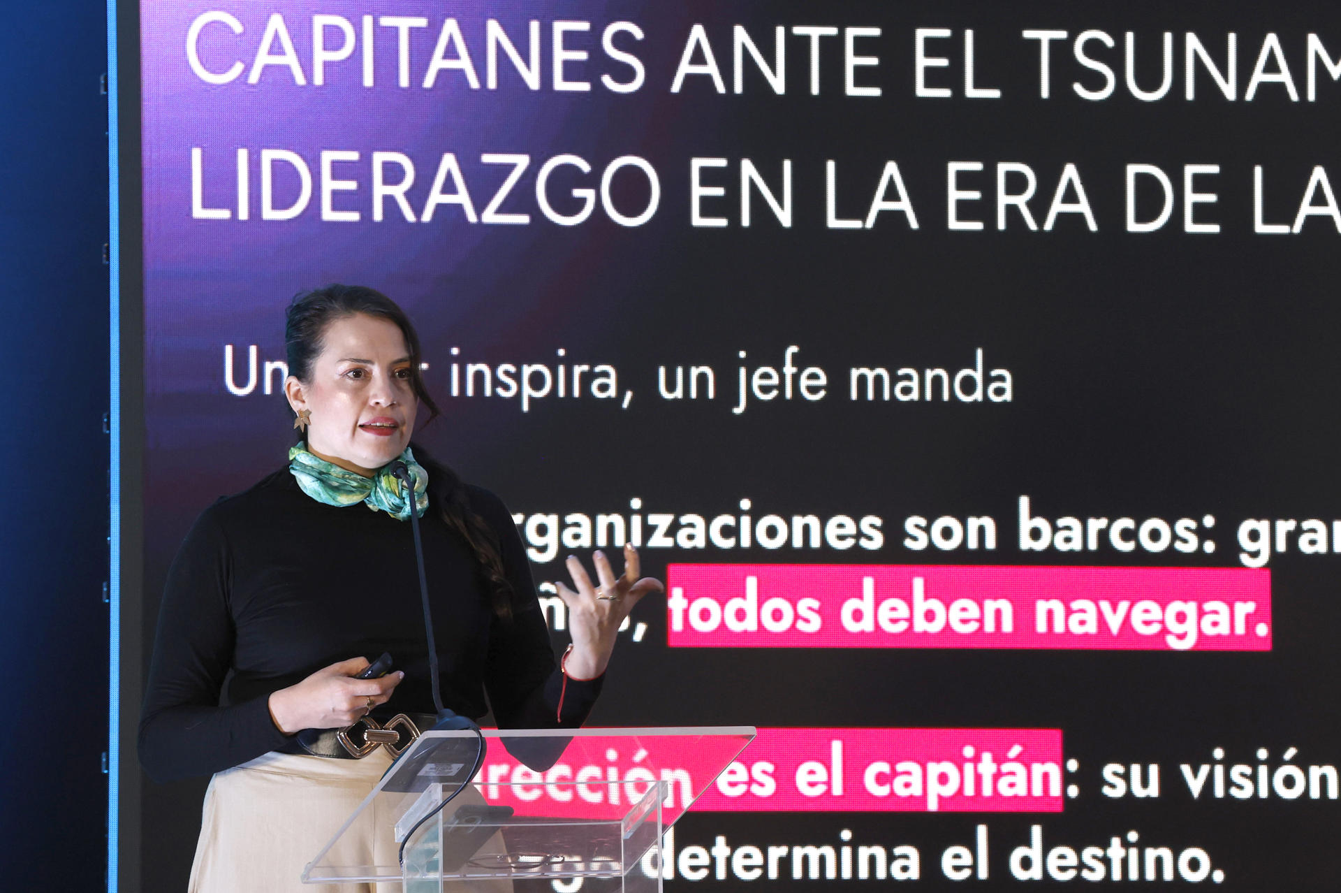 La Innovadora digital y de IA, Claudia Báez, habla durante la sexta edición del Latam Media Leaders Summit 2025 este miércoles, en Bogotá (Colombia). EFE/ Mauricio Dueñas Castañeda
