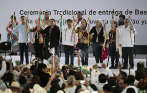 Desde la izquierda, los ministros de la Suprema Corte de Justicia de la Nación (SCJN), Giovanni Azael Figueroa, Loretta Ortiz, Lenia Batres, Hugo Aguilar, Yasmín Esquivel, María Estela Ríos, Sara Irene Herrerias e Irving Espinosa posan al término de la ceremonia de purificación y entrega de bastones de mando y de servicio por parte de los representantes de los pueblos indígenas este lunes, en Ciudad de México (México). EFE/José Méndez