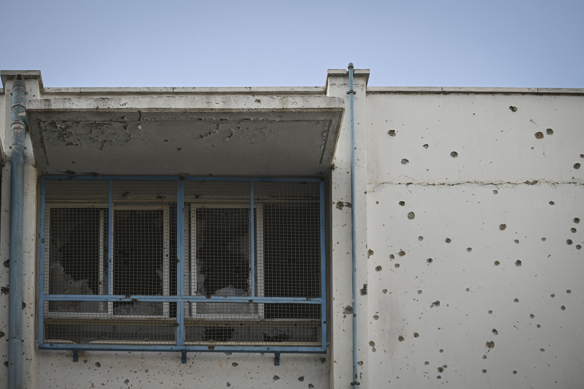 Uno de los colegios de la UNRWA, que tiene paredes agujereadas por disparos de las redadas israelíes en Shuafat.-EFE/ Magda Gibelli
