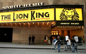 Fotografía de archivo de la entrada al teatro Minskoff, donde por décadas se ha presentado la obra de teatro "El Rey León", en Broadway (NY, EE.UU.). Sobre este legendario teatro estaba proyectado un lujoso casino que fue rechazado por un comité evaluador del estado de Nueva York. EFE/Justin Lane