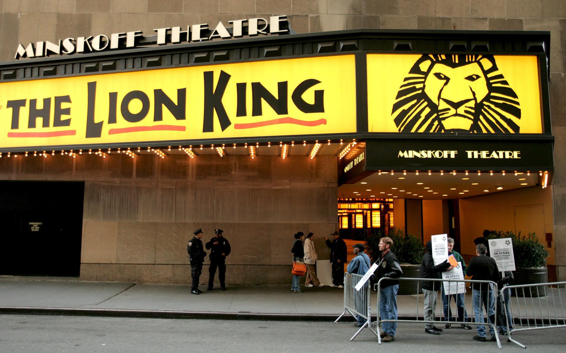 Fotografía de archivo de la entrada al teatro Minskoff, donde por décadas se ha presentado la obra de teatro "El Rey León", en Broadway (NY, EE.UU.). Sobre este legendario teatro estaba proyectado un lujoso casino que fue rechazado por un comité evaluador del estado de Nueva York. EFE/Justin Lane