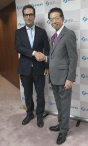 El ministro de Economía, Comercio y Empresa de España, Carlos Cuerpo (i), y el ministro de Economía, Comercio e Industria de Japón, Yoji Muto (d), momentos antes de una reunión mantenida este jueves en Tokio, en el marco de la primera de dos jornadas de viaje a Japón, centrada en reuniones con inversores y su homólogo nipón, además de una visita a la Expo de Osaka. EFE/María Roldán