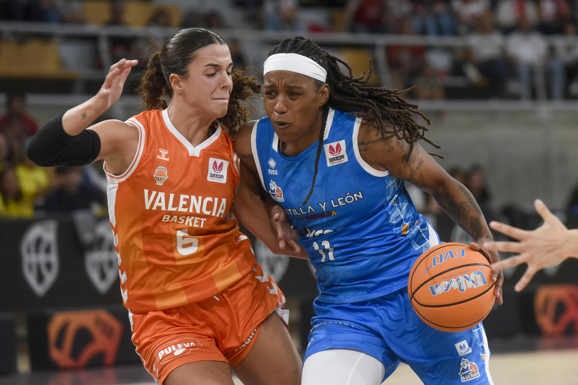 La base croata del Perfumerías Avenida Shavonte Zellous en acción ante la base del Valencia Elena Buenavida (d) este sábado, durante el partido de semifinal de la Supercopa de España, entre el Perfumerías Avenida y el Valencia Basket femenino, en Huesca. EFE/ Javier Blasco
