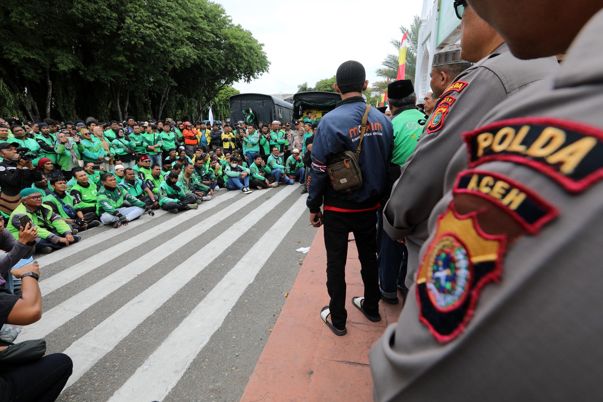 Imagen tomada el 2 de septiembre de 2025 en Banda Aceh, Indonesia, que muestra a conductores de plataformas online de servicios de transporte en una acción solidaria tras la muerte de un mototaxista durante las protestas que estallaron en todo el país el pasado 25 de agosto. EFE/EPA/HOTLI SIMANJUNTAK