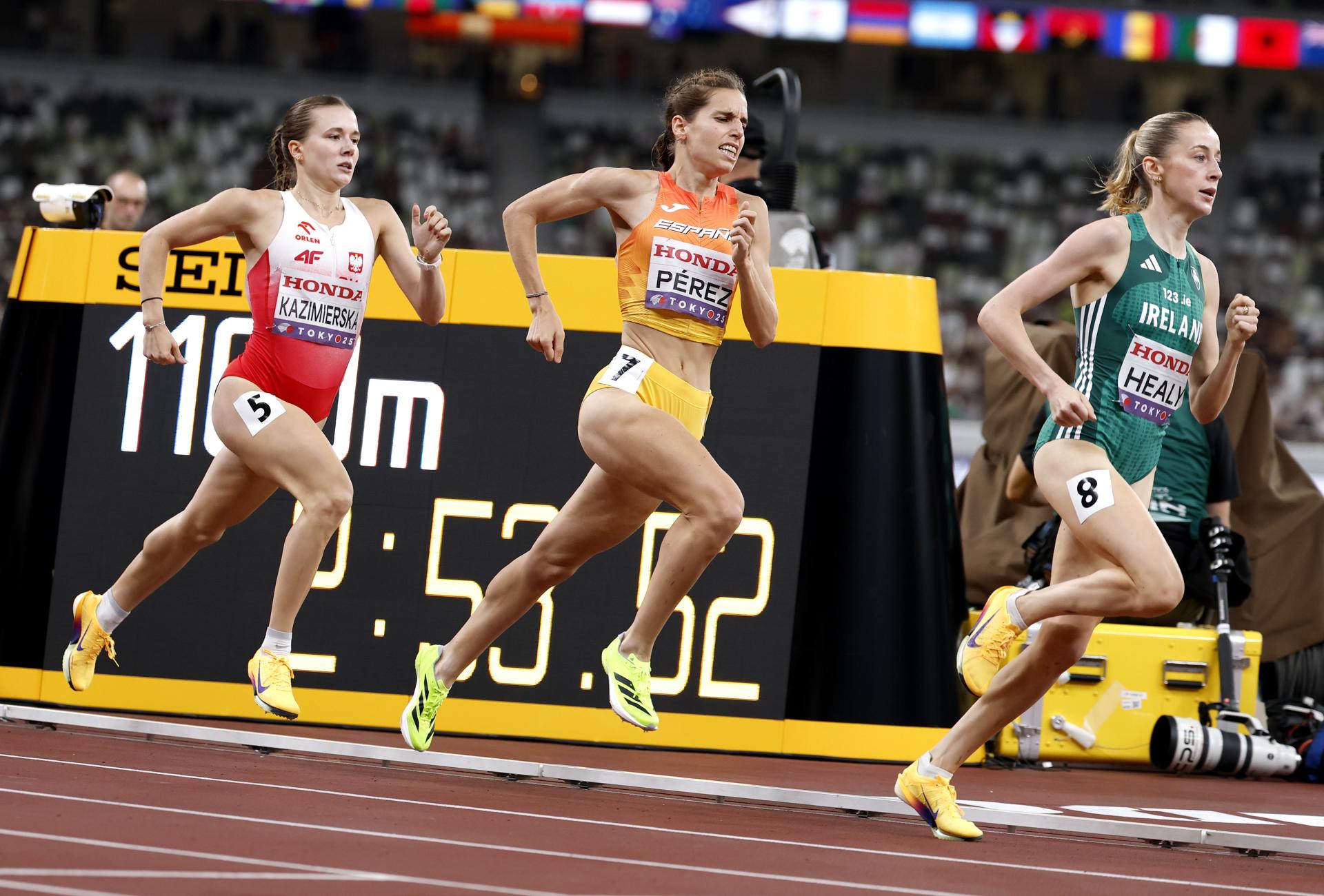 La atleta española Marta Perez tras la final de los 1500m de los Mundiales de Tokio 2025.) EFE/EPA/FRANCK ROBICHON