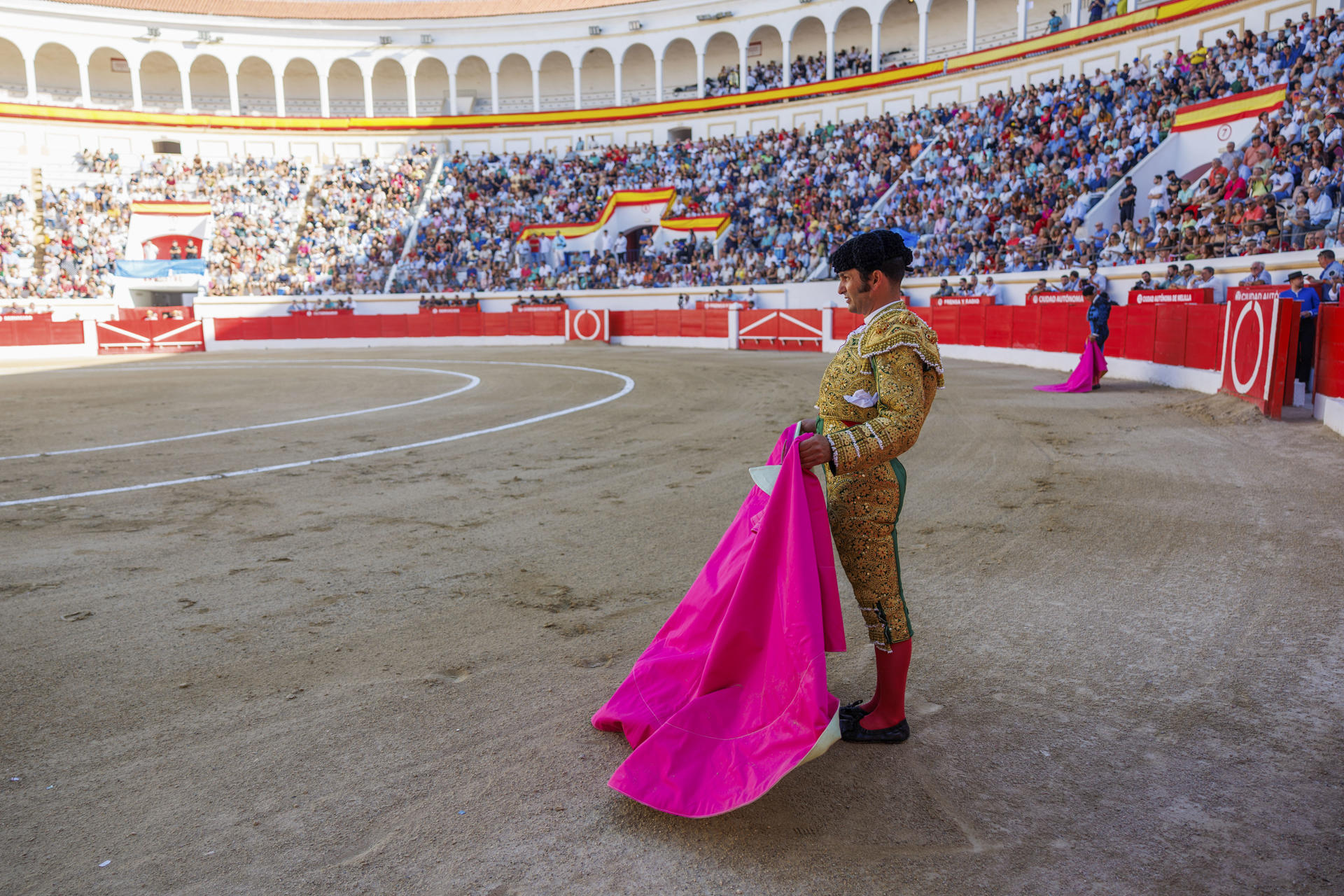 El diestro Morante de la Puebla durante el festejo de este miércoles en Melilla por su feria centenaria en honor a su patrona, la Virgen de la Victoria. EFE/ Giner