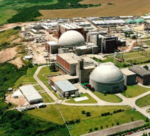Fotografía de archivo de una vista aérea de las centrales nucleares Atucha I (abajo) y Atucha II (arriba), a unos cien kilómetros al noroeste de Buenos Aires. EFE/Str