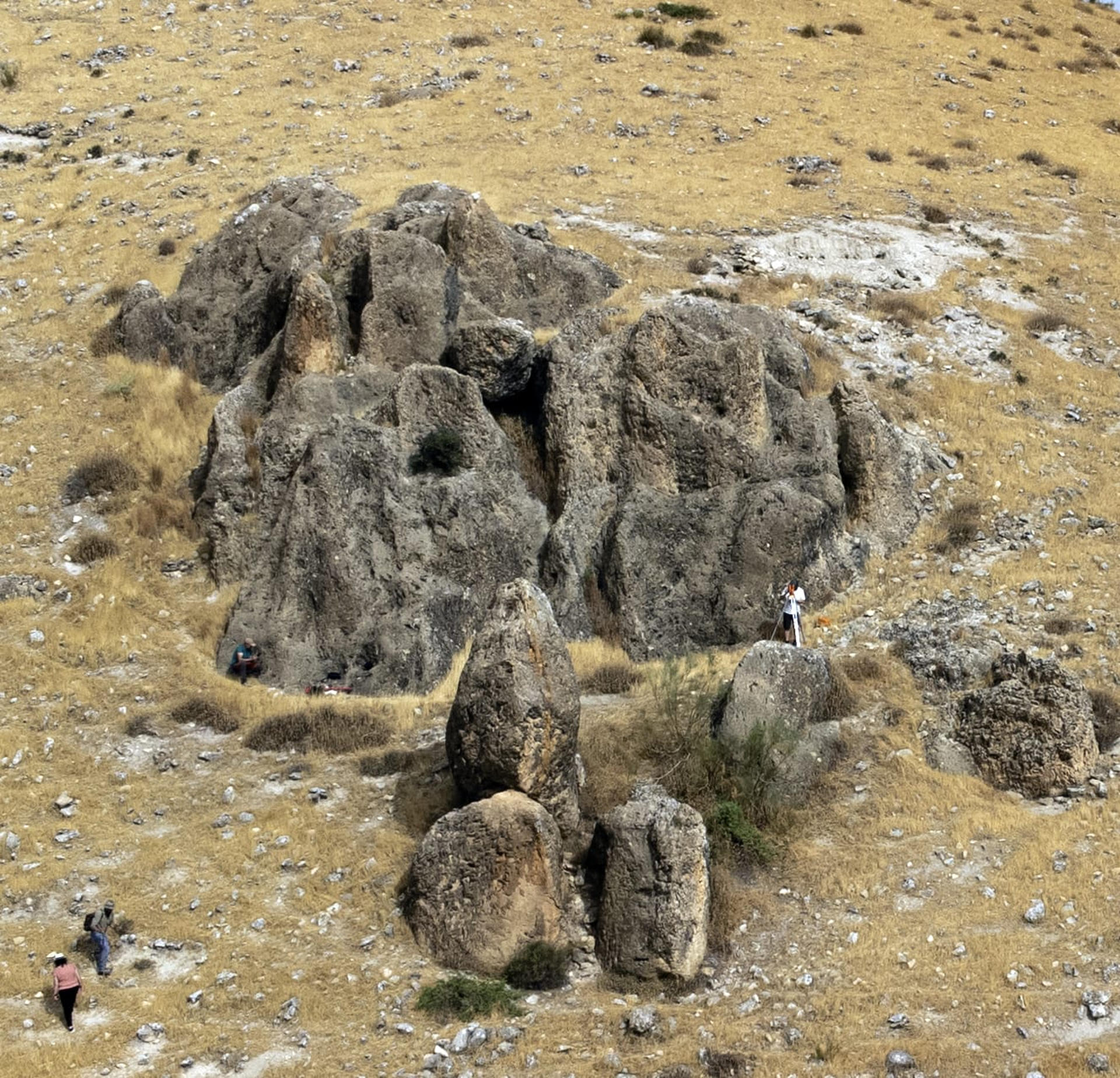 Expertos en la cultura ibera y miembros del Instituto Universitario de Investigación en Arqueología Ibérica de la Universidad de Jaén (UJA) han localizado en El Fontanar, en Jódar (Jaén), un hito arqueológico que ha reforzado los estudios sobre la mitología ibera vinculada a la arqueología del sol y de otros astros. EFE/Instituto Universitario de Investigación en Arqueología Ibérica -SOLO USO EDITORIAL/SOLO DISPONIBLE PARA ILUSTRAR LA NOTICIA QUE ACOMPAÑA (CRÉDITO OBLIGATORIO)-