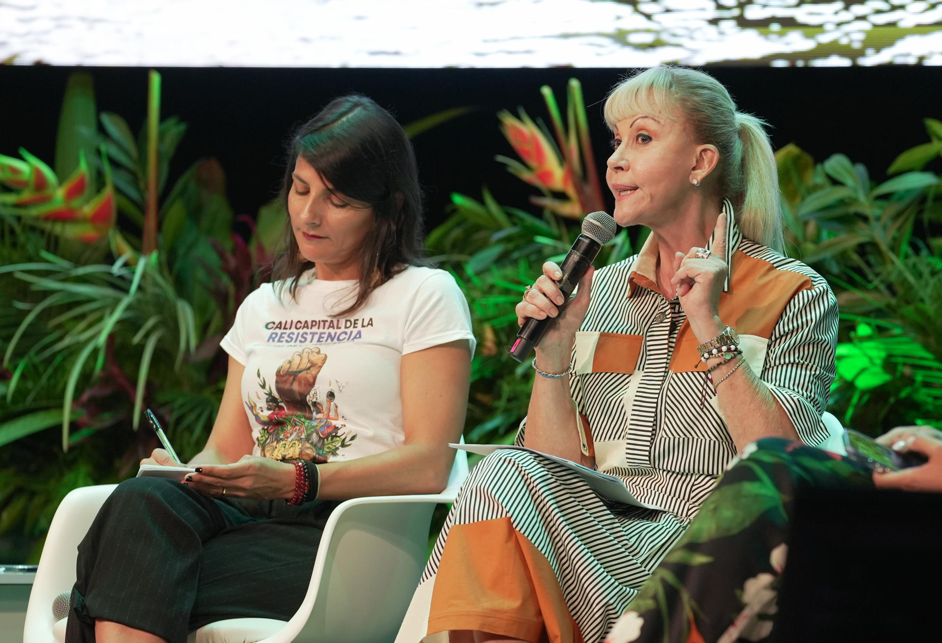 La gobernadora del Valle del Cauca, Dilian Francisca Toro (d), y la ministra de medio ambiente, Irene Velez (i), participan durante la inauguración de la Semana de la Biodiversidad en el Teatro Municipal Enrique Buenaventura este lunes, en Cali (Colombia). EFE/Ernesto Guzmán
