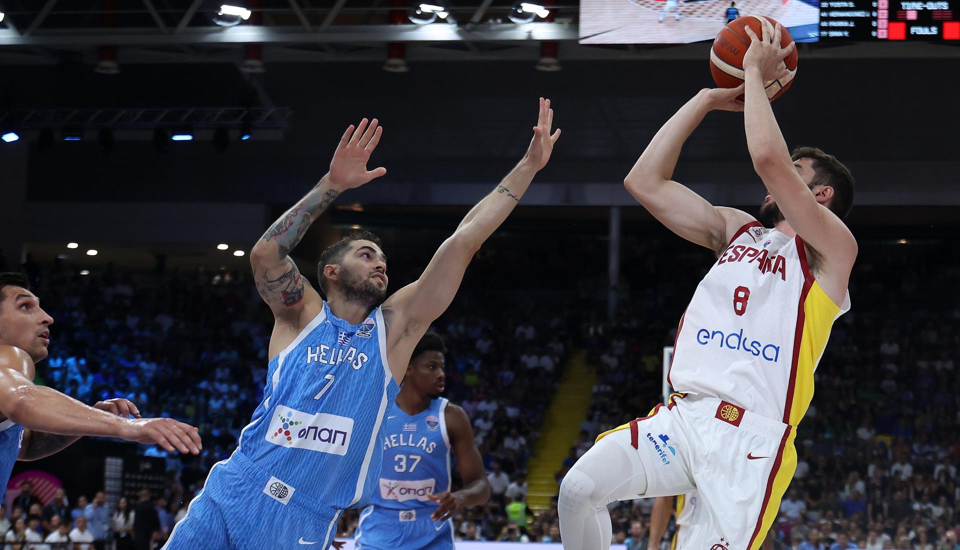 El escolta español Darío Brizuela lanza a canasta, durante el partido contra Grecia del Eurobasket. EFE/EPA/GEORGI LICOVSKI