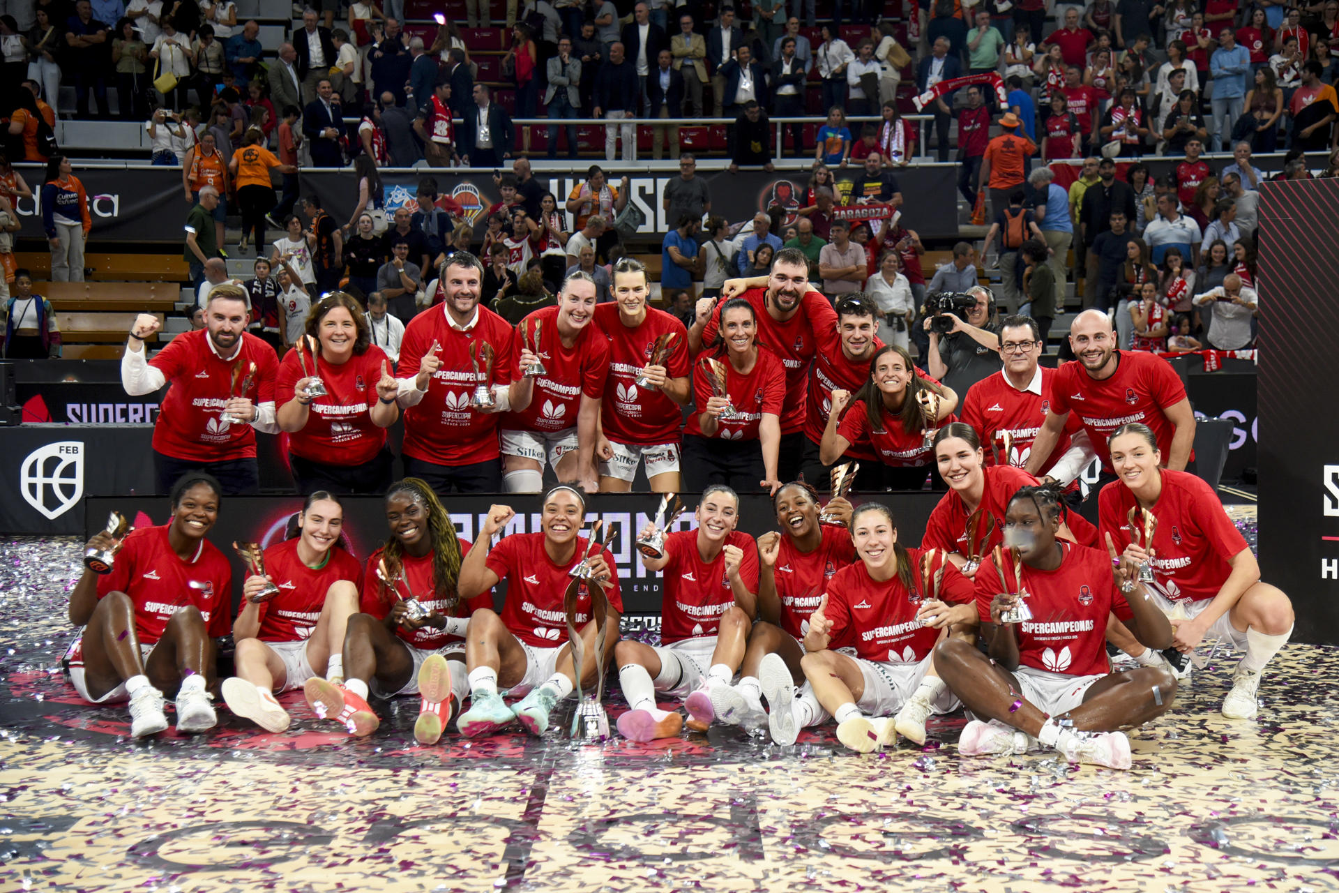 Las jugadoras del Casademont Zaragoza celebran la victoria ante el Valencia Basket en el partido de la final de la Supercopa de España disputada este domingo en el Palacio de los Deportes de Huesca. EFE/ Javier Blasco