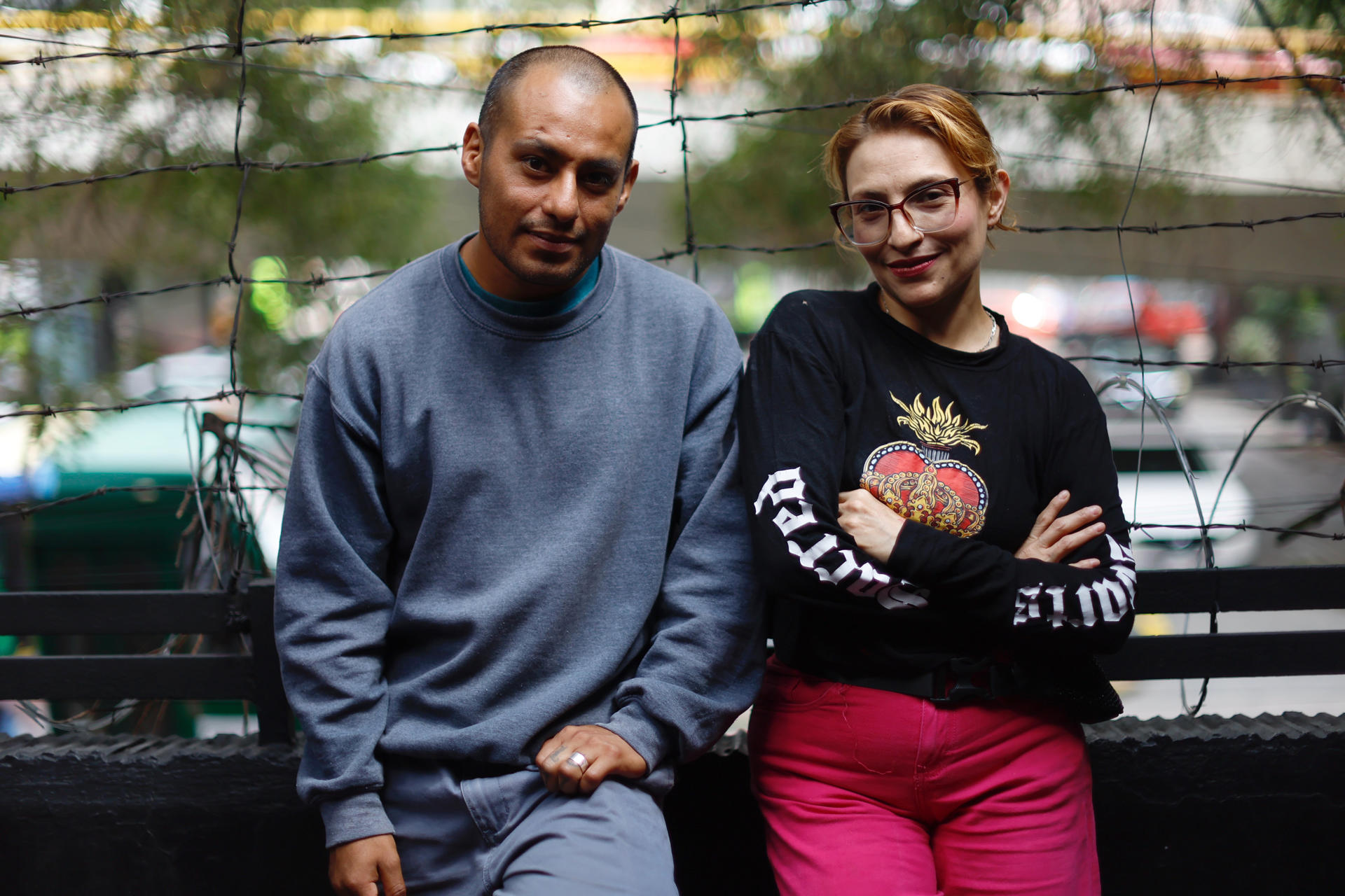 El serigrafista Ismael Corona (i) y la diseñadora de vestuario Sandra Garibaldi posan durante una entrevista con EFE este sábado, en la Ciudad de México (México). EFE/Sáshenka Gutiérrez