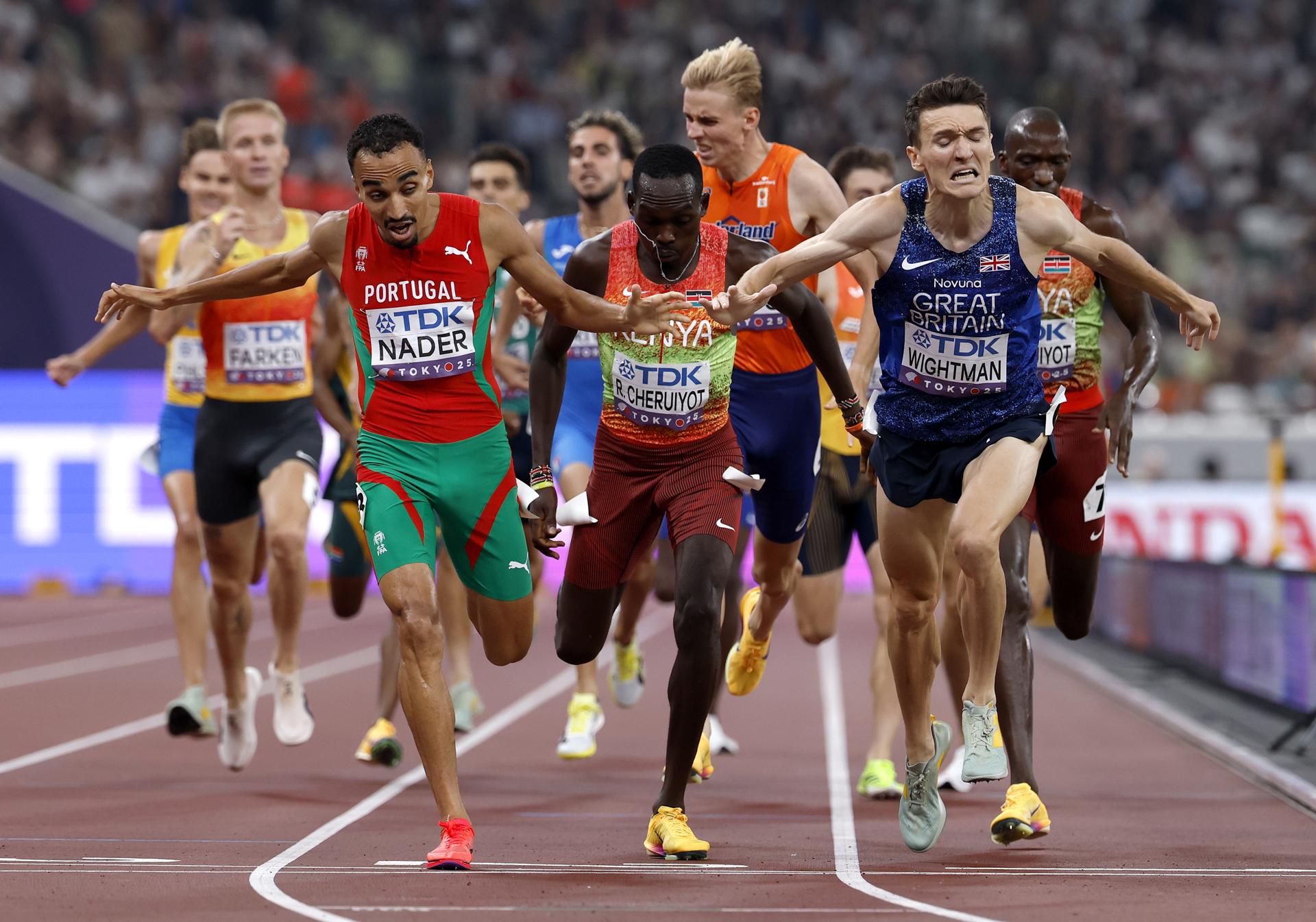 El atleta Isaac Nader celebra su victoria en la final de los 1500 metros en los Mundiales de Tokio Japón.
EFE/EPA/FRANCK ROBICHON