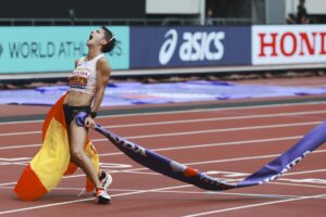 La española María Perez, tras cruzar la meta como campeona de los 35 km marcha de los Mundiales de atletismo de Tokio 2025. EFE/EPA/ALEX PLAVEVSKI