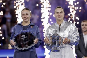 La bielorrusa Aryna Sabalenka (d) posa con la estadounidense Amanda Anisimova (i) después de que Sabalenka derrotó a Anismova durante la final individual femenina del Campeonato de Tenis Abierto de EE.UU. en el Centro Nacional de Tenis USTA Billie Jean King en Flushing Meadows, Nueva York (EE.UU.). EFE/JOHN G. MABANGLO