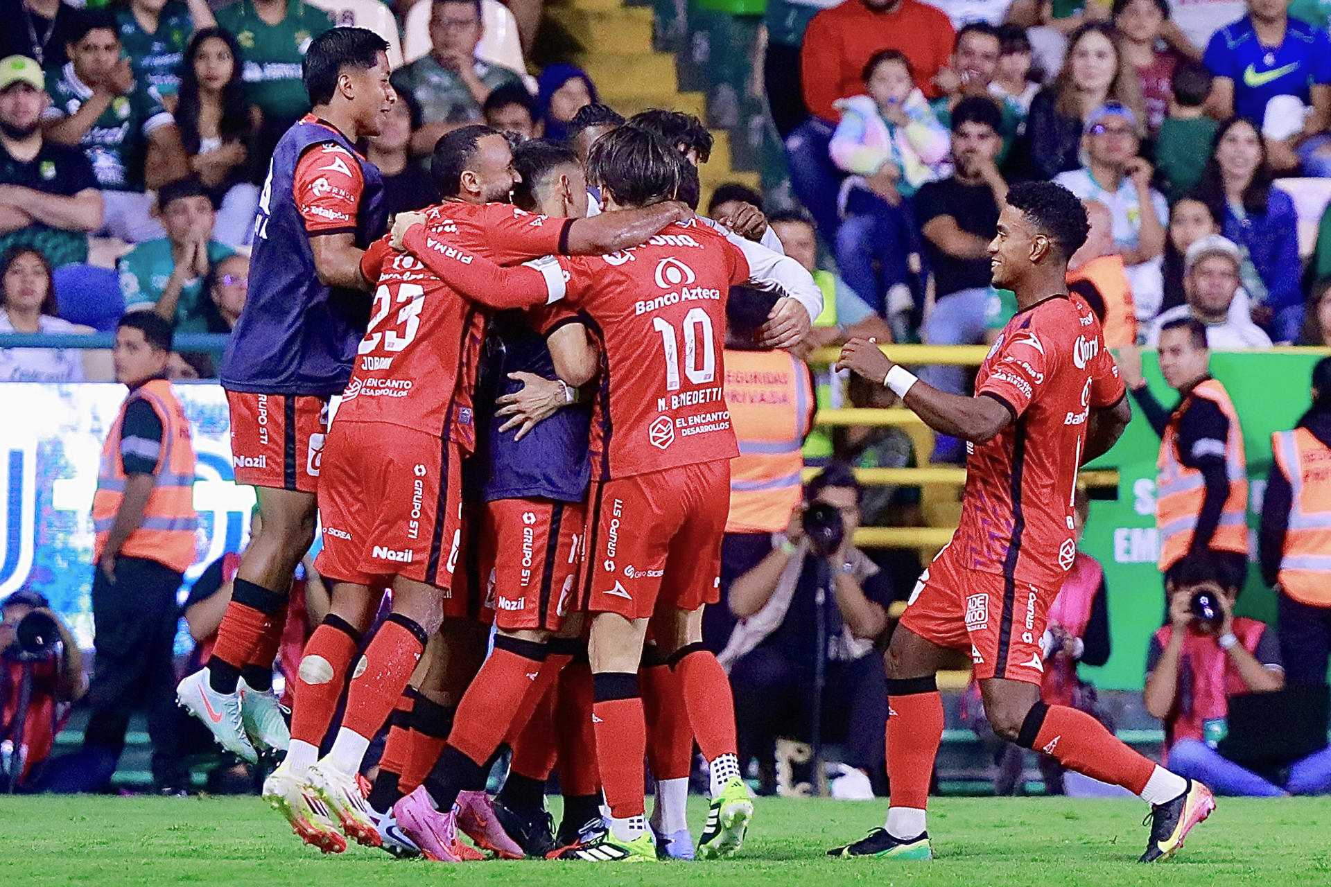 Jugadores de Mazatlán celebran un gol este martes, durante un partido de la Liga MX entre León y Mazatlán en el estadio León, en Guanajuato (México). EFE/ Luis Ramírez
