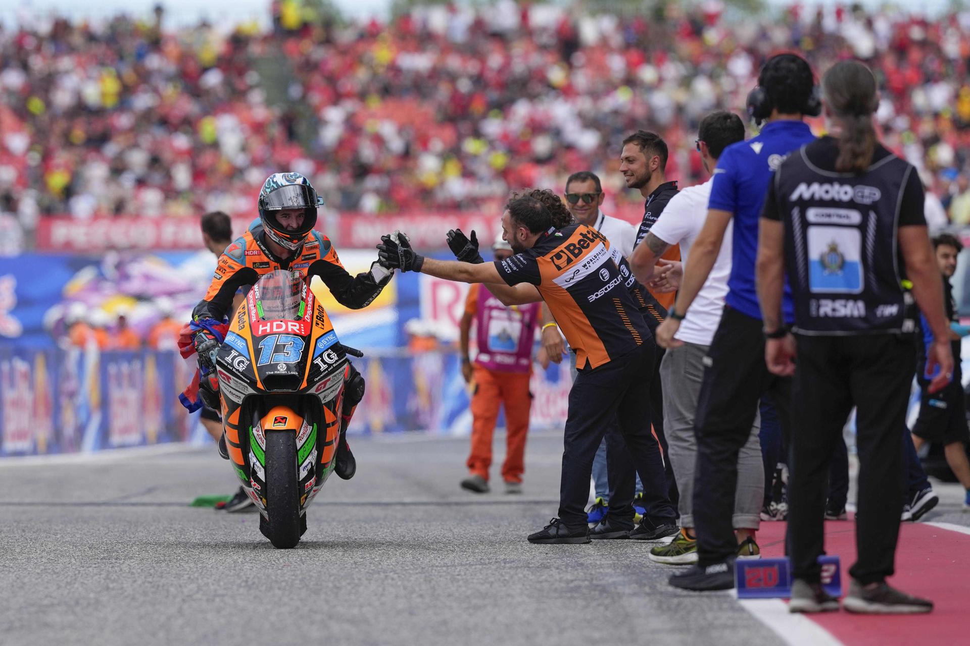 El piloto italiano del equipo Sync SpeedRS Celestino Vietti celebra la victoria de la carrera de Moto2 del Gran Premio de San Marino y la Riviera de Rimini en el circuito mundial de Misano Marco Simoncelli en Misano Adriático, Italia. EFE/EPA/DANILO DI GIOVANNI