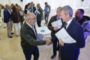 El presidente de la Xunta, Alfonso Rueda, durante su reunión con alcaldes de ayuntamientos afectados por la ola de incendios forestales del pasado mes de agosto, hoy martes en Santiago de Compostela. EFE/Lavandeira jr