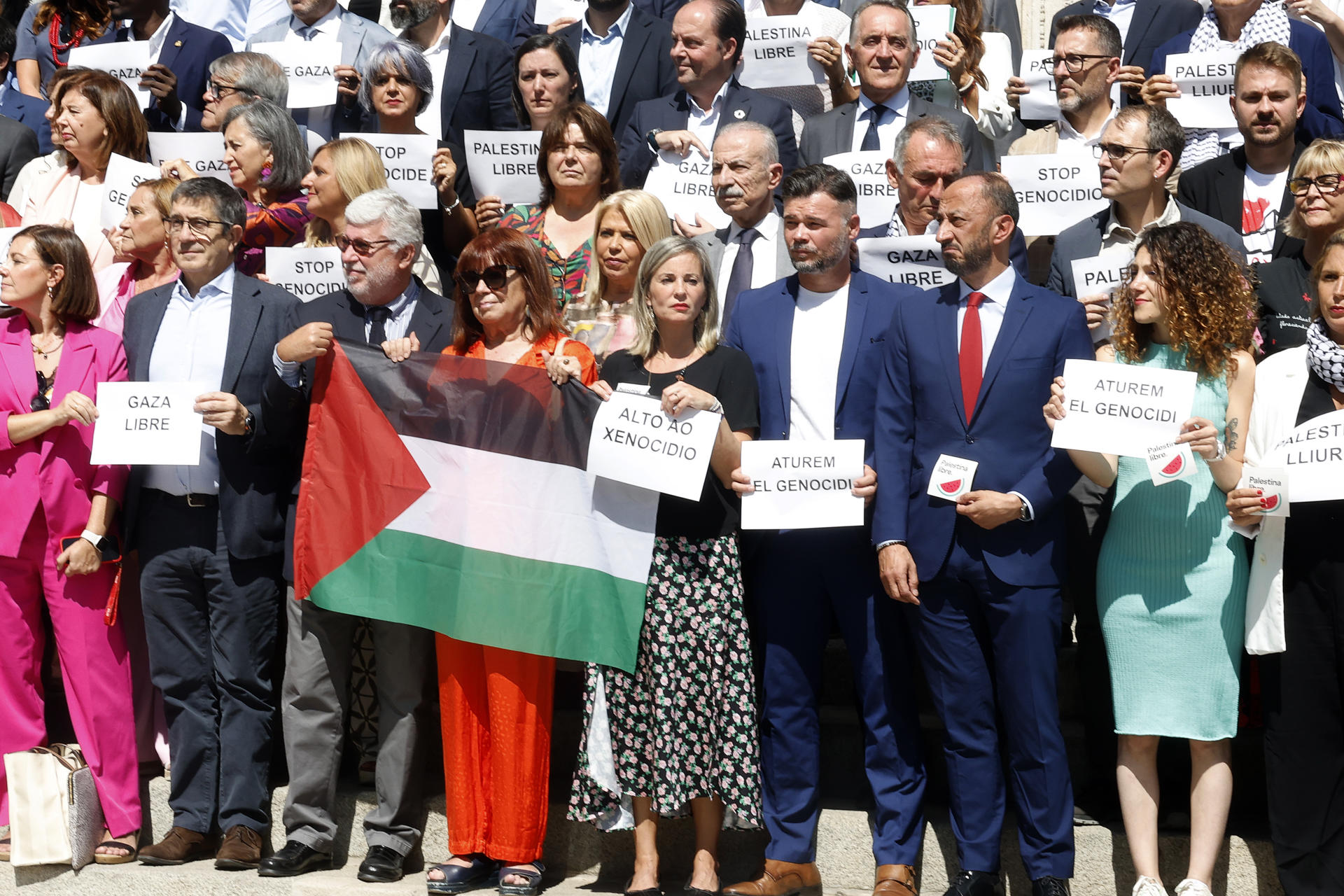 Diputados se concentran en el exterior del Congreso en Madrid este martes para mostrar su apoyo al pueblo palestino en un acto que se suma a los convocadas en diversas ciudades españolas por la Red Estatal contra la Ocupación de Palestina con el lema 'Fin al comercio de armas con Israel'. EFE/J.P. Gandul