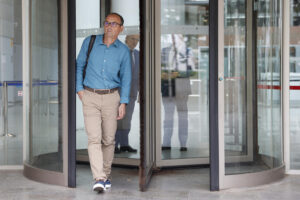 El jefe de Climatología de la Agencia Estatal de Meteorología (Aemet) en la Comunitat Valenciana, José Ángel Núñez, a su salida de la Ciudad de la Justicia tras declarar como testigo en el Juzgado de Instrucción 3 de Catarroja (Valencia), que dirige la investigación penal abierta por la gestión de la dana. EFE/Manuel Bruque