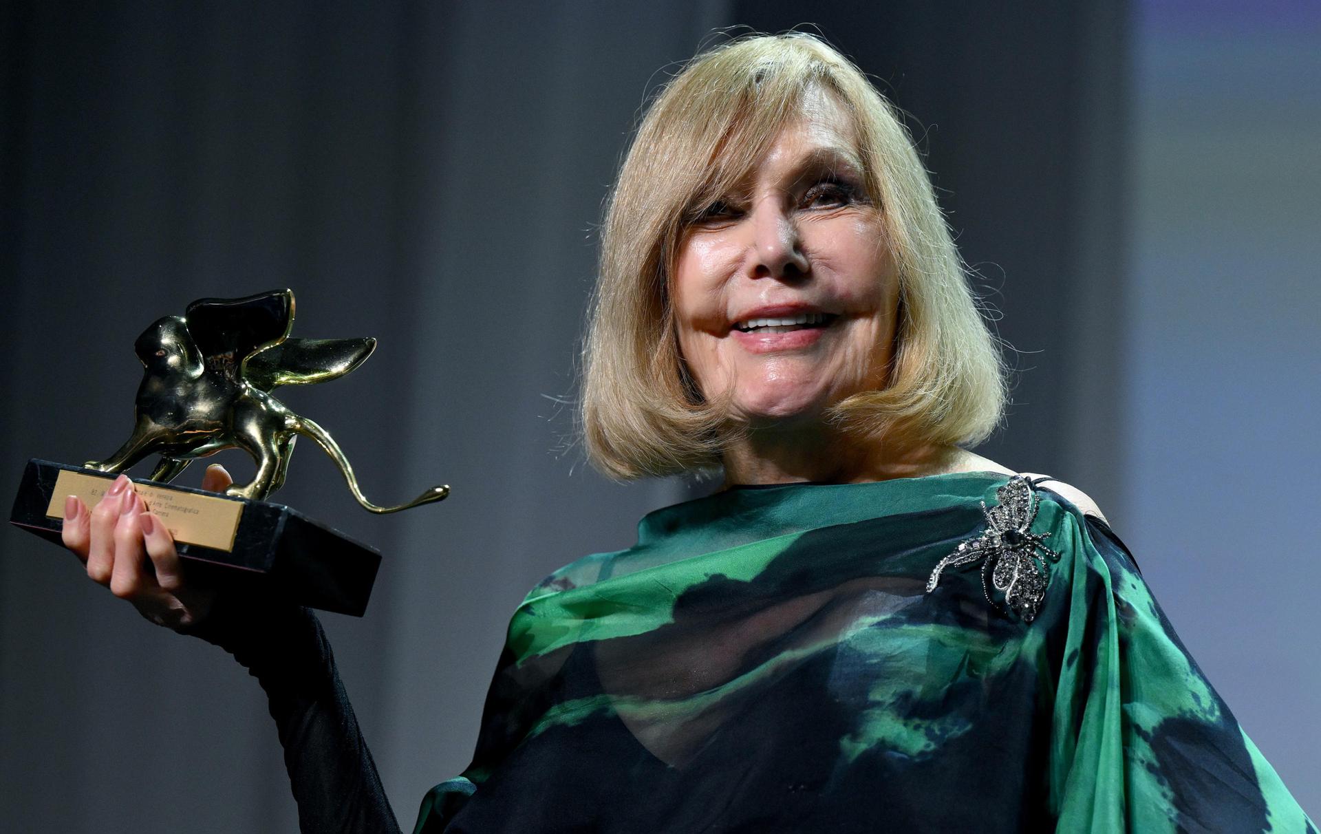 VENICE (Italy), 01/09/2025.- US actor Kim Novak holds her Golden Lion for Lifetime Achievement at the 82nd annual Venice International Film Festival, in Venice, Italy, 01 September 2025. The film festival runs from 27 August to 06 September 2025. (Cine, Cine, Italia, Venecia) EFE/EPA/ETTORE FERRARI