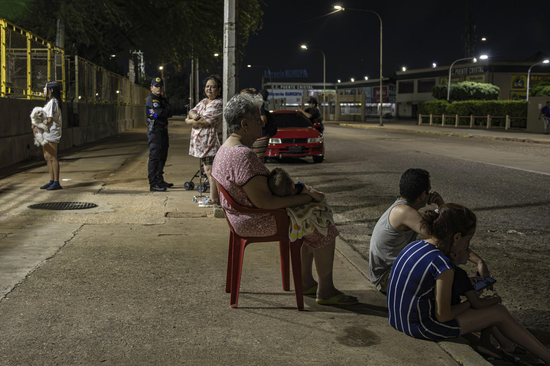 Un grupo de personas fue captado en la madrugada de este jueves, 25 de septiembre, al permanecer en las calle de Maracaibo por las réplicas sísmicas, tras el temblor de magnitud 6 que se registró en la víspera en el oeste de Venezuela. EFE/Henry Chirinos