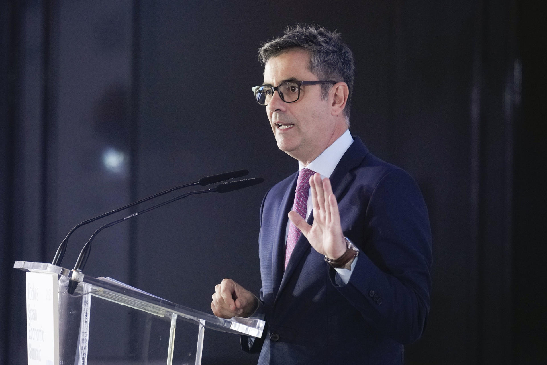 El ministro de la Presidencia, Justicia y Relaciones con las Cortes, Félix Bolaños, inaugura el 'Forbes Spain Economic Summit', un encuentro en el que se analizará, durante dos jornadas, los grandes retos del presente: liderazgo, confianza, transformación tecnológica y colaboración, este jueves, en un hotel madrileño. EFE/ Borja Sánchez-trillo