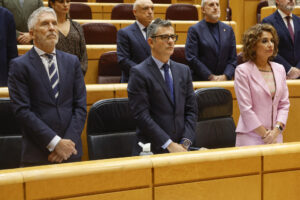 (dcha a izda) La vicepresidenta primera del Gobierno, María Jesús Montero junto a los ministros de Presidencia, Félix Bolaños y de Interior, Fernando Grande Marlaska durante la sesión de control al Gobierno celebrada este martes por el pleno del Senado. EFE/ J.P.Gandul