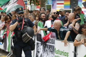 La plataforma Gernika-Palestina protesta contra la presencia del equipo Israel-Premier Tech en la Vuelta y contra la situación que vive la población de Gaza a la salida de la duodécima etapa en Laredo (Cantabria). El director del conjunto israelí, el navarro Oscar Guerrero, ha asegurado a EFE que seguirán en la Vuelta. EFE/Javier Lizón