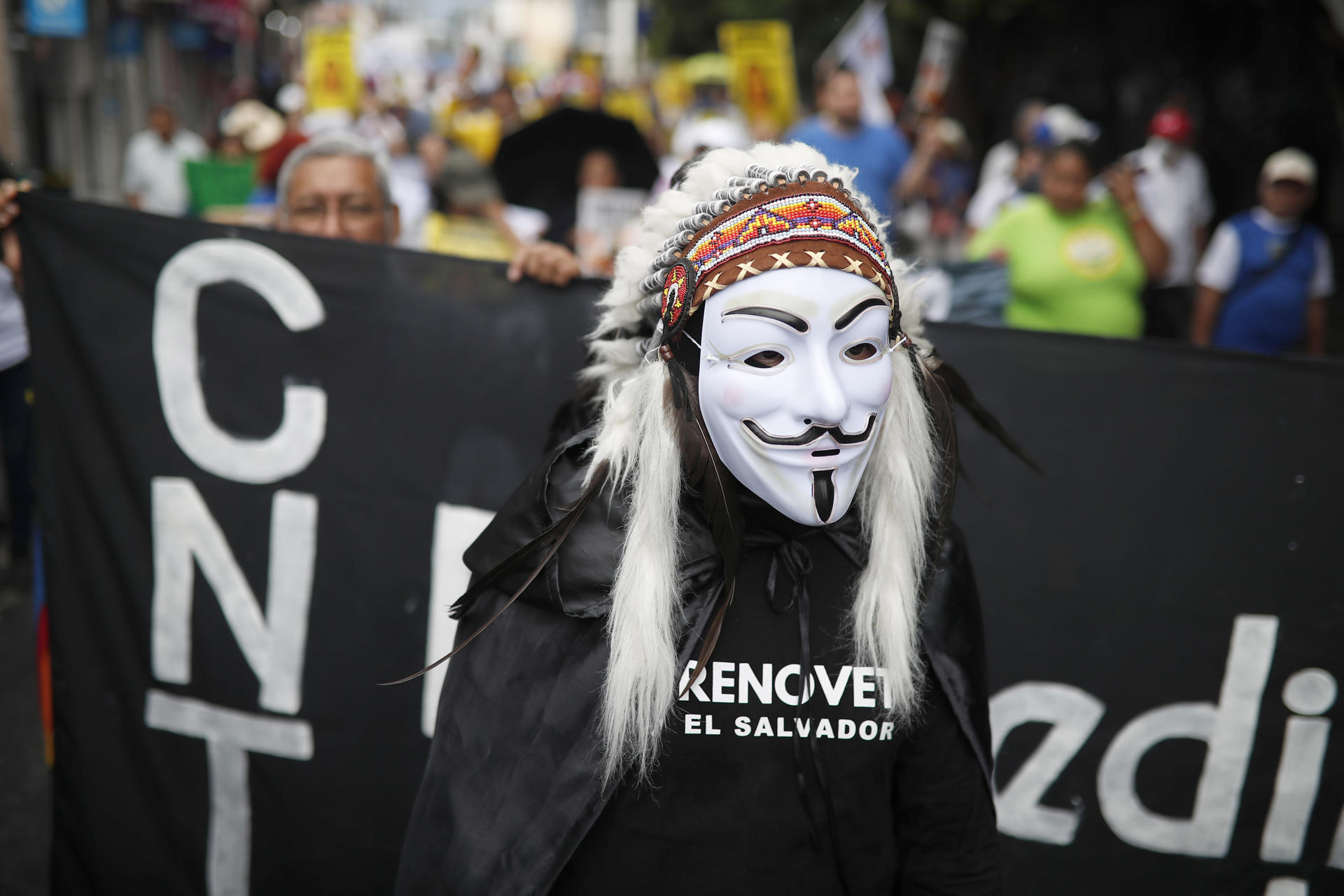 Una persona participa durante una manifestación este lunes, en San Salvador (El Salvador). EFE/ Rodrigo Sura
