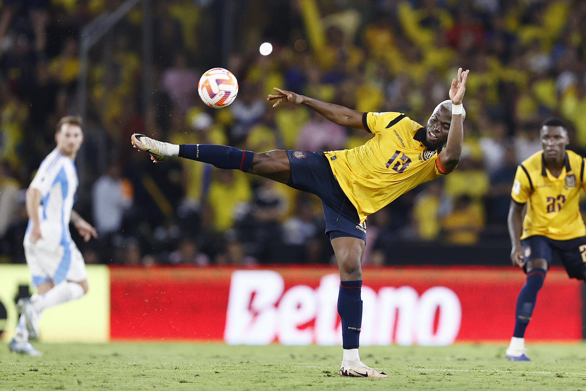 El ecuatoriano Enner Valencia jugó su partido 100 y llegó a 47 goles con la Tri en el triunfo por 1-0 frente a Argentina este martes en Guayaquil (Ecuador). EFE/ José Jácome