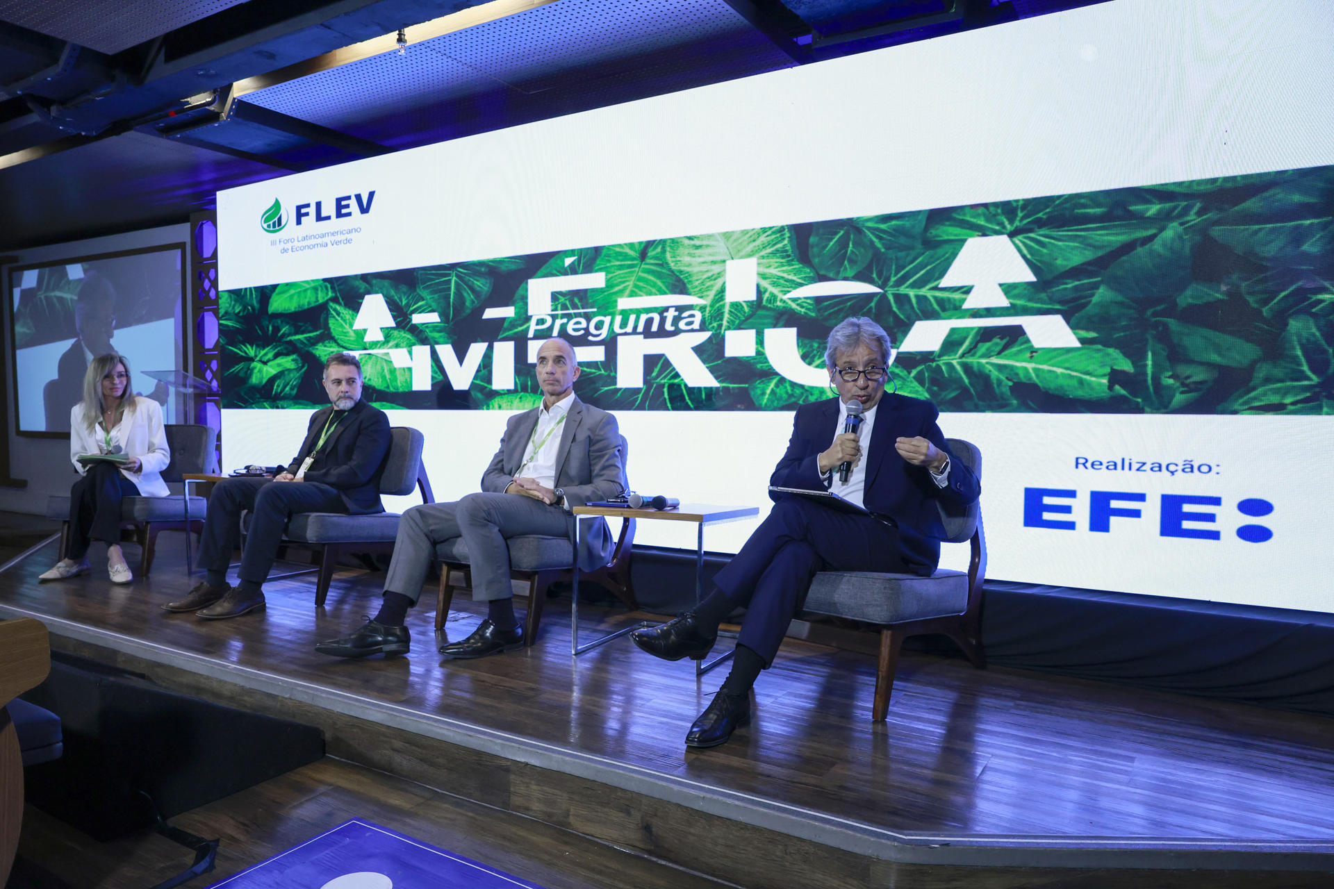 De izquierda a derecha, la directora de negocio de la Agencia EFE para Sudamérica, Nuria Engelmo, el Secretario Ejecutivo del Observatório del Clima, Marcio Astrini, el Representante Residente del Programa de las Naciones Unidas para el Desarrollo (PNUD) para Brasil, Claudio Providas, y  El líder global de Clima y Energía de WWF Internacional y presidente de la Comisión de Crisis Climática de la Unión Internacional para la Conservación de la Naturaleza (UICN), Manuel Pulgar-Vidal, durante el III Foro Latinoamericano de Economía Verde (FLEV) en São Paulo (Brasil). EFE/ Sebastiao Moreira