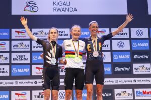 (I-D) La neozelandesa Niamh Fisher-Black, medallista de plata, la canadiense Magdeleine Vallieres, oro, y la española y bronce medalist Mavi Garcia of Spain durante la prueba élite fememen Elite Women en Kigali, Ruanda. EFE/EPA/KIM LUDBROOK