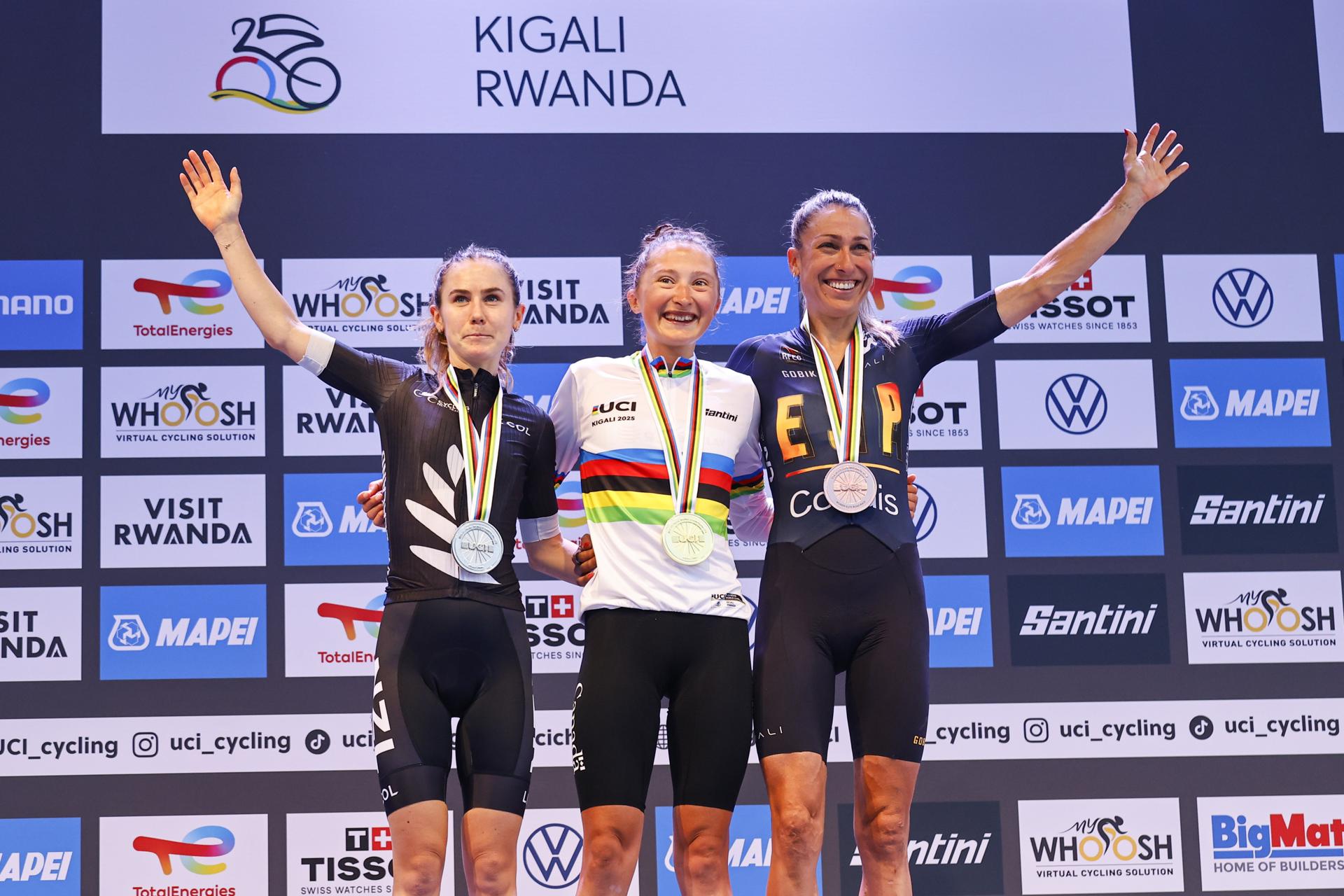 (I-D) La neozelandesa Niamh Fisher-Black, medallista de plata, la canadiense Magdeleine Vallieres, oro, y la española y bronce medalist Mavi Garcia of Spain durante la prueba élite fememen Elite Women en Kigali, Ruanda. EFE/EPA/KIM LUDBROOK