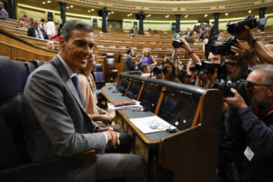 El presidente del Gobierno español, Pedro Sánchez (i), antes del comienzo de la primera sesión de control del nuevo período de sesiones en el Congreso de los Diputados, en Madrid (España). EFE/ J.J. Guillén