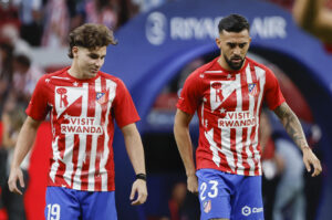 Los jugadores del Atlético de Madrid Julián Alvarez y Nico González, antes del partido de la jornada 4 de LaLiga de fútbol que Atlético de Madrid y Villarreal CF disputaron en el estadio Metropolitano. EFE/Sergio Pérez