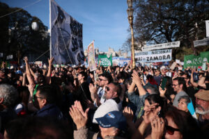Personas festejan la anulación de los vetos presidenciales a la emergencia pediátrica y al financiamiento universitario este miércoles, en Buenos Aires (Argentina). EFE/ STR