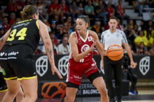 La base del Basket Zaragoza Mariona Ortiz en acción este sábado, durante el partido de semifinal de la Supercopa de España, entre el Basket Zaragoza y el Hozono Global Jairis, en Huesca. EFE/ Javier Blasco