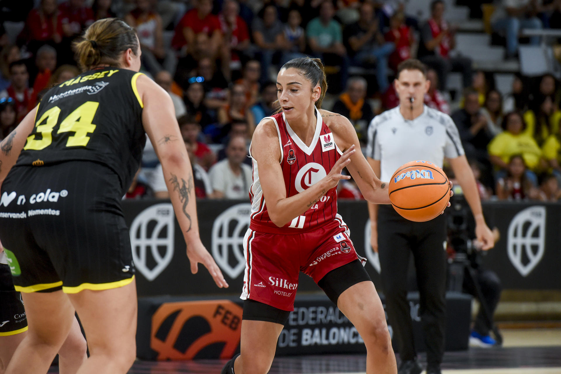 La base del Basket Zaragoza Mariona Ortiz en acción este sábado, durante el partido de semifinal de la Supercopa de España, entre el Basket Zaragoza y el Hozono Global Jairis, en Huesca. EFE/ Javier Blasco