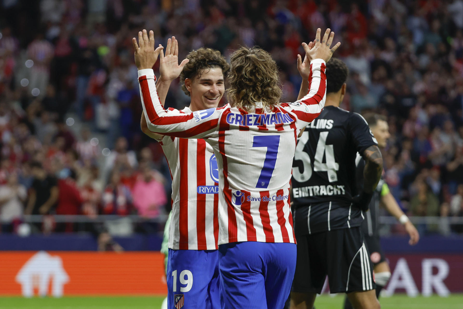 El delantero francés del Atlético de Madrid Antoine Griezmann (c) celebra tras anotar el 3-0, su gol número 200, durante el partido de Liga de Campeones que Atlético de Madrid  y Eintracht de Fránkfurt disputan este martes en el estadio Metropolitano, en Madrid. EFE/ Juanjo Martín
