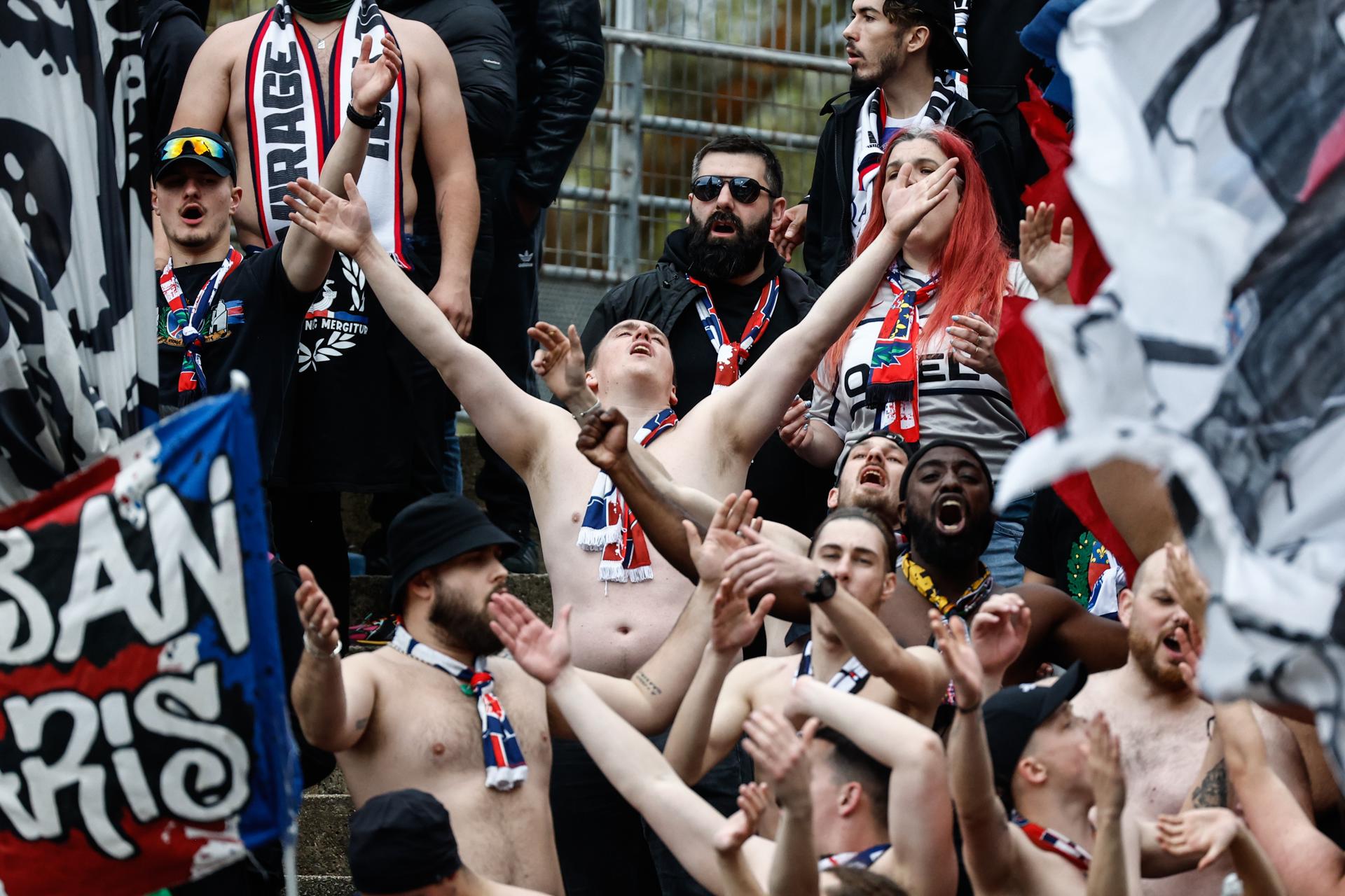 Foto de archivo del 24 de abril de 2024 de aficionados radicales del Paris Saint Germain. EFE/EPA/MOHAMMED BADRA