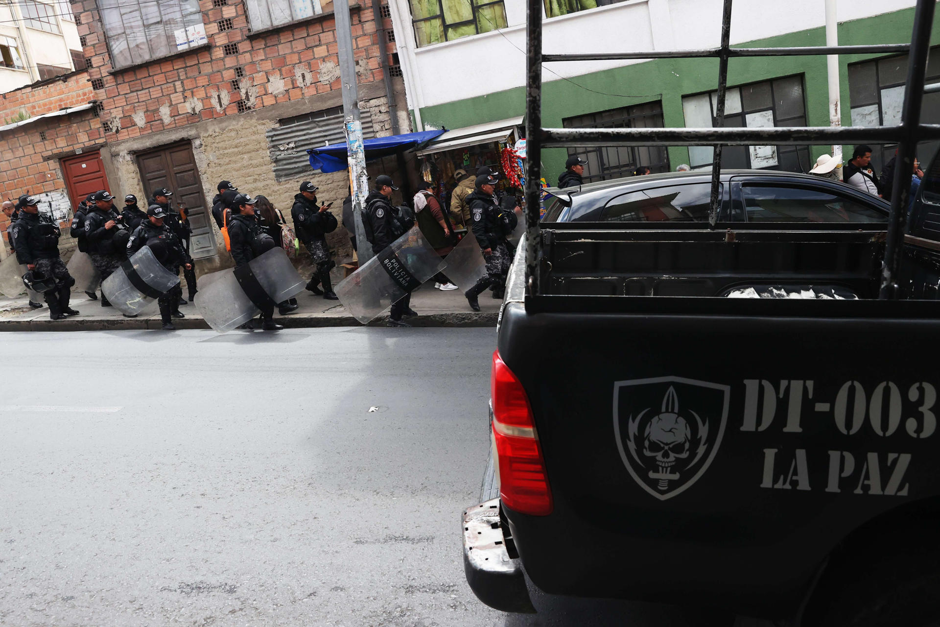Policías custodian traslado del exministro de Gobierno (Interior) Arturo Murillo este jueves, en La Paz (Bolivia). EFE/ Luis Gandarillas