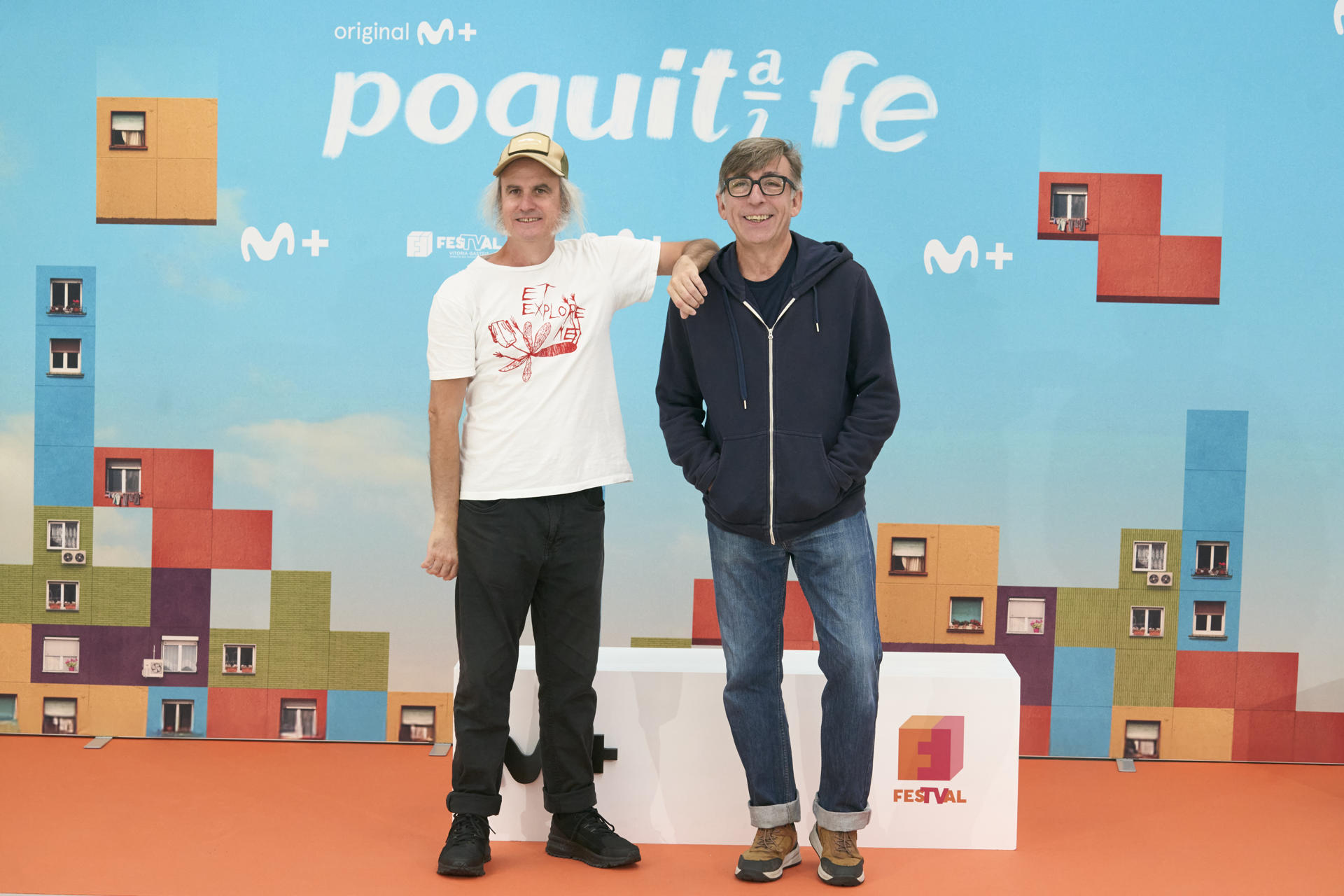 Los directores Juan Maidagan (i) y Pepón Montero (d) este viernes durante la presentación de la segunda temporada de 'Poquita fe' de Movistar Plus+, en el Festival de televisión de Vitoria, FesTVal. EFE/ L. Rico