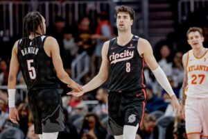 Los jugadores de los Portland Trail Blazers Deni Avdija (dch) y Dalano Banton durante un partido de el pasado 1 de abril. EFE/EPA/ERIK S. LESSER SHUTTERSTOCK OUT