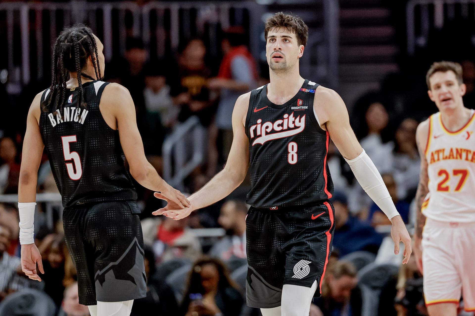 Los jugadores de los Portland Trail Blazers Deni Avdija (dch) y Dalano Banton durante un partido de el pasado 1 de abril. EFE/EPA/ERIK S. LESSER SHUTTERSTOCK OUT