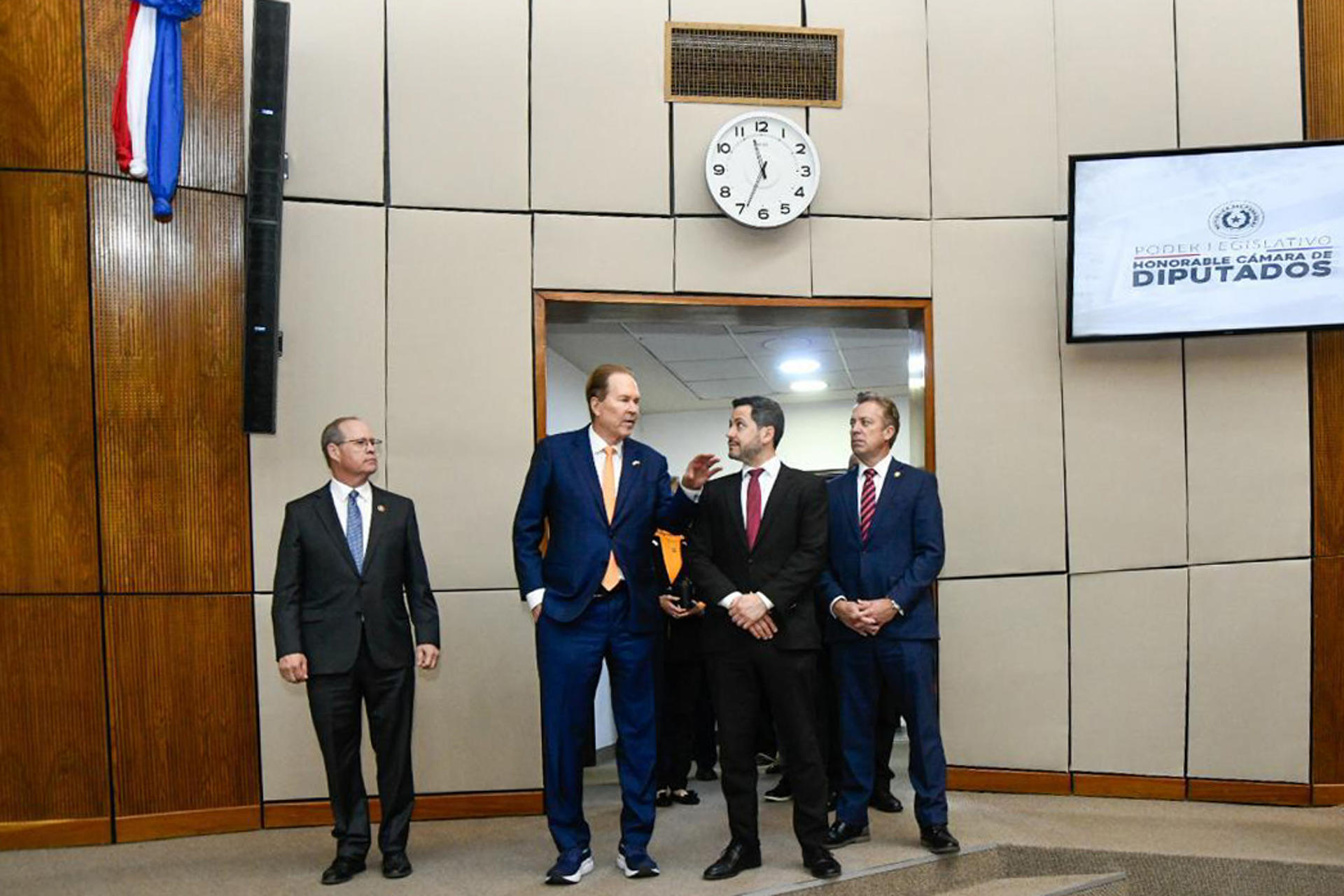 Fotografía cedida por Cámara de Diputados de Paraguay, que muestra a su presidente, Raúl Latorre (c-d) hablando junto al representante de la cámara de Estados Unidos, Vern Buchanan (c-i) este jueves, en el Palacio Legislativo, en Asunción (Paraguay). EFE/ Cámara de Diputados de Paraguay
